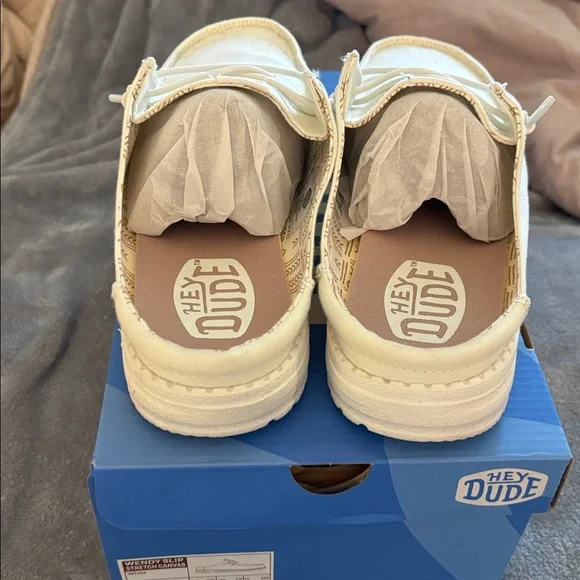 Hey Dude women’s Wendy slip in white shoes - Picture 4 of 6